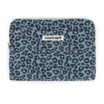 Rose-in-April_Laptop-Hülle_Leo-Sky-Blue_01 Laptop-Hülle mit Leoprint in Sky Blue von Rose in April