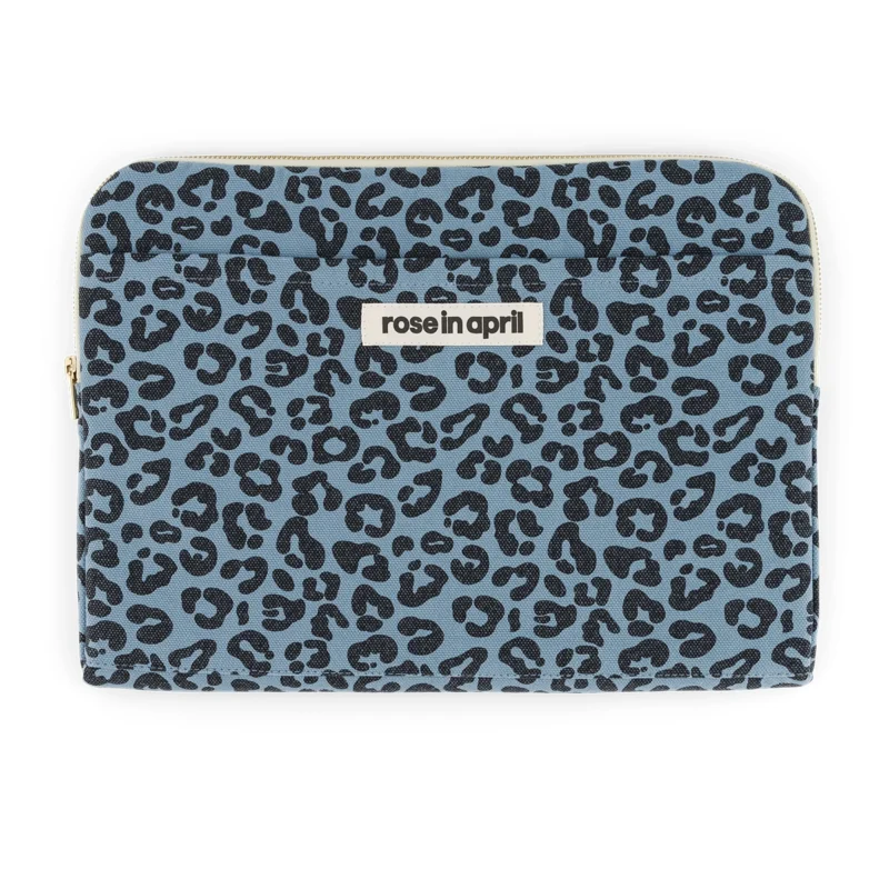Rose-in-April_Laptop-Hülle_Leo-Sky-Blue_01 Laptop-Hülle mit Leoprint in Sky Blue von Rose in April