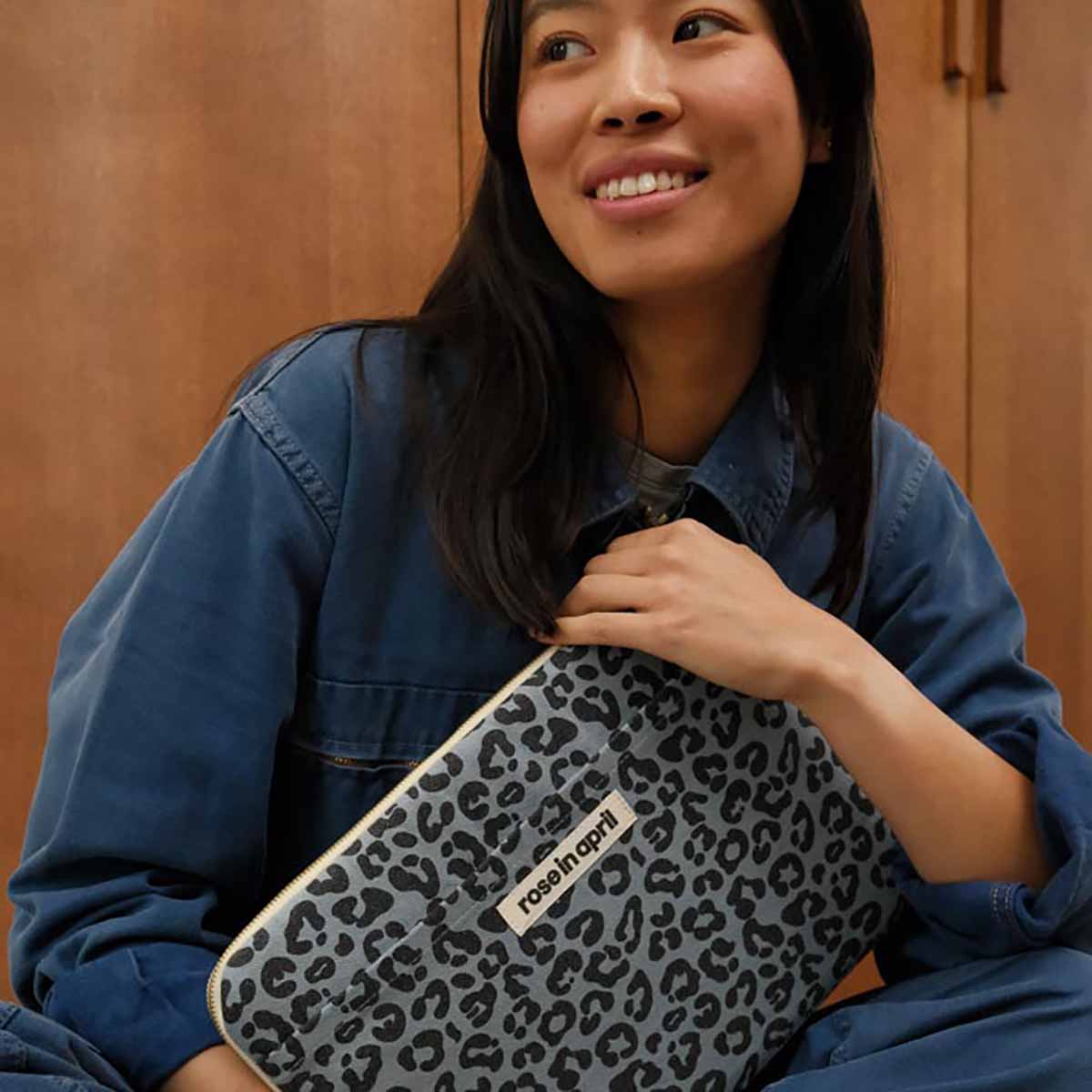 Laptop-Hülle mit Leoprint in Sky Blue von Rose in April