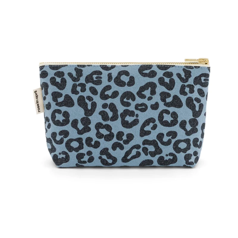 Rose-in-April_Pouch-Sofia_Leo-Sky-Blue_01 Pouch mit Leoprint in Sky Blue von Rose in April