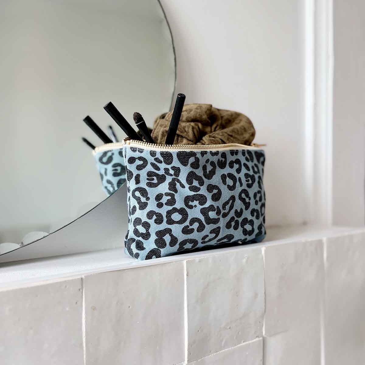 Pouch mit Leoprint in Sky Blue von Rose in April