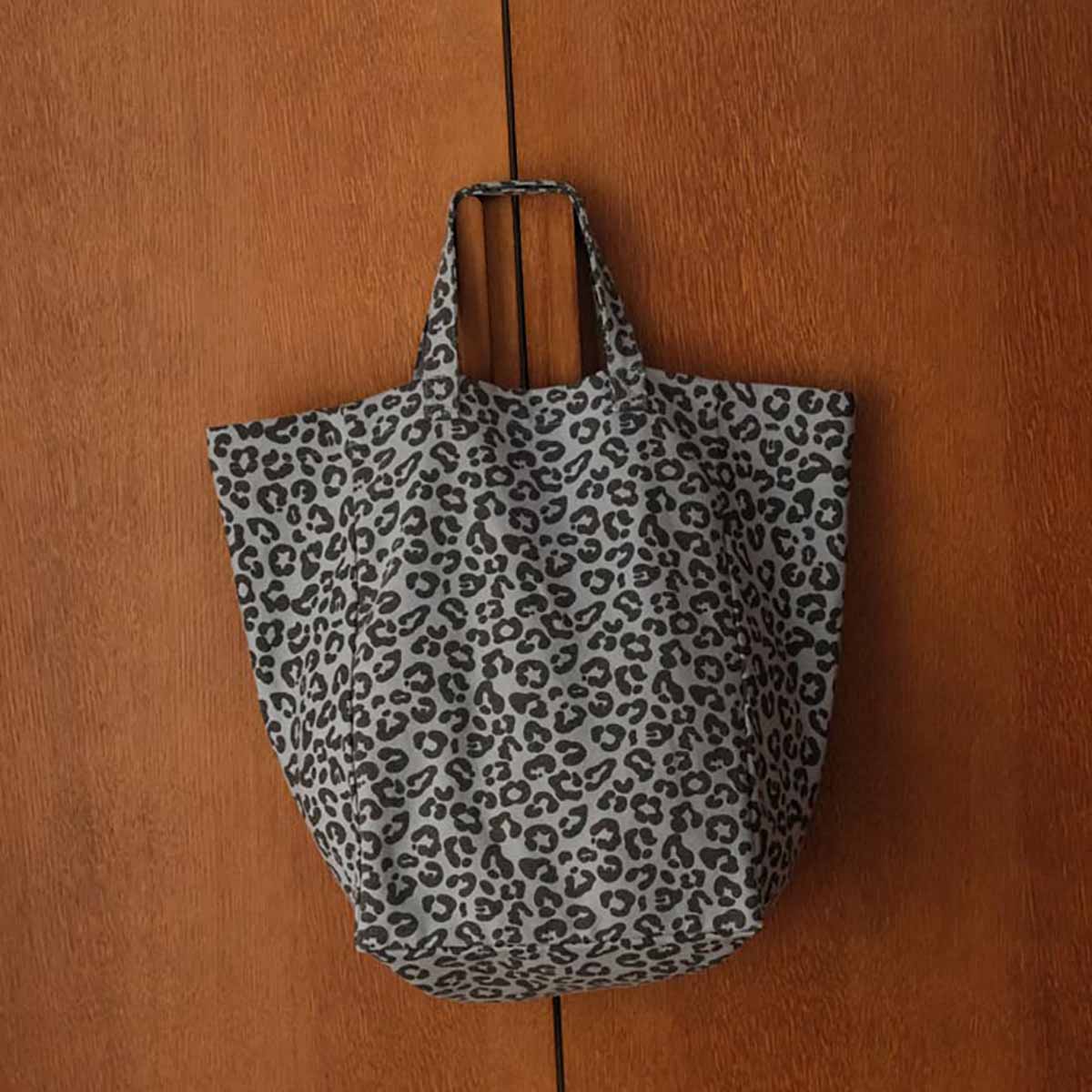 Rose in April Tote Bag Leoprint Sky Blue