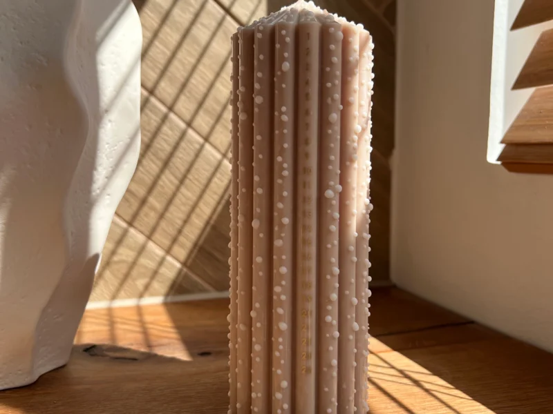 Kalenderkerze "Let it Snow" in Nude von Studio M Candles