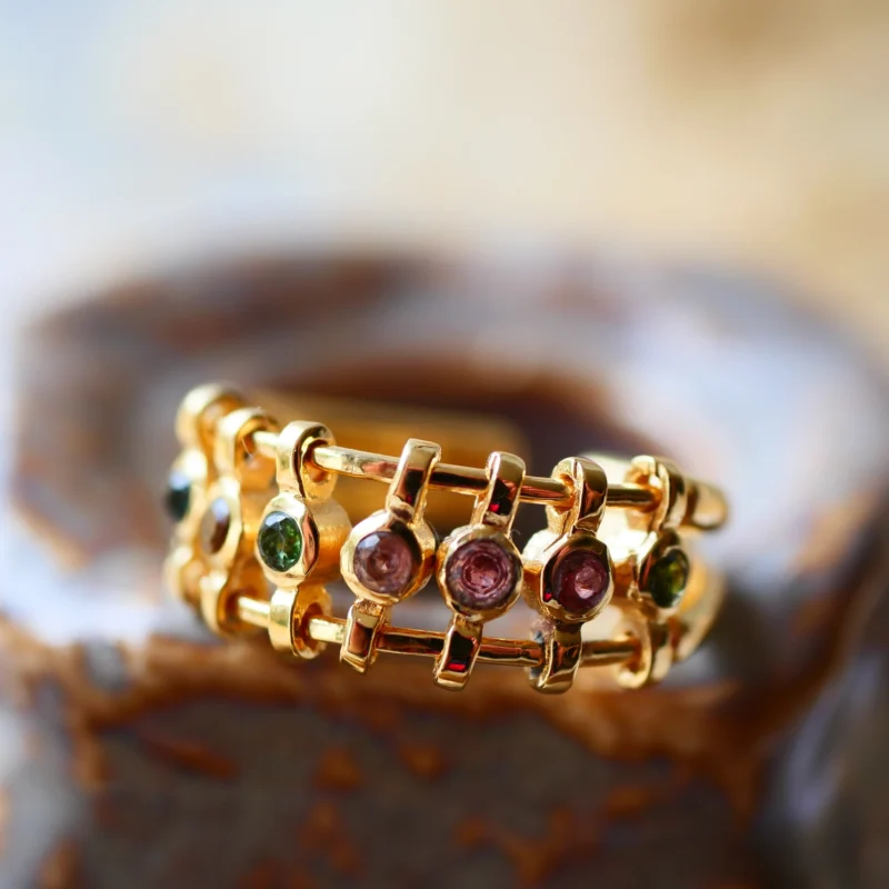 Ring "Rang" mit mehrfarbigen Turmaline von Ginandger