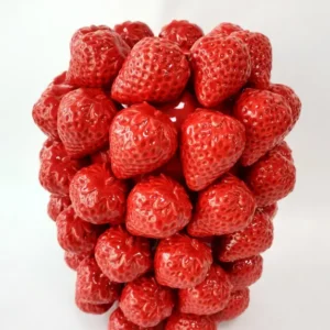 Keramikvase mit Erdbeeren