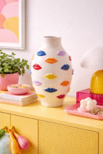 Keramikvase mit farbigen Lippen