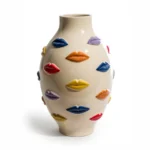 Keramikvase mit farbigen Lippen