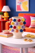 Keramikvase mit farbgien Pom Poms