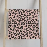 Kunst Geschirrtuch im Leo Print von Tania Bisaz